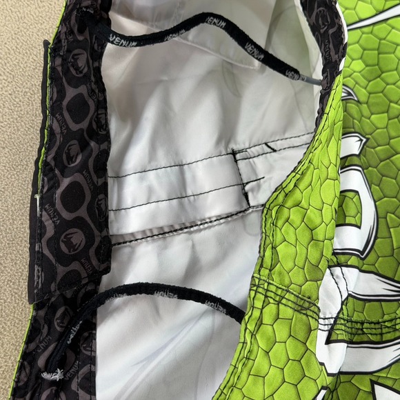 Venum MMA Fight Shorts Men's 34 Green Snake Skin Graphic Athletic Training - Picture 10 of 11